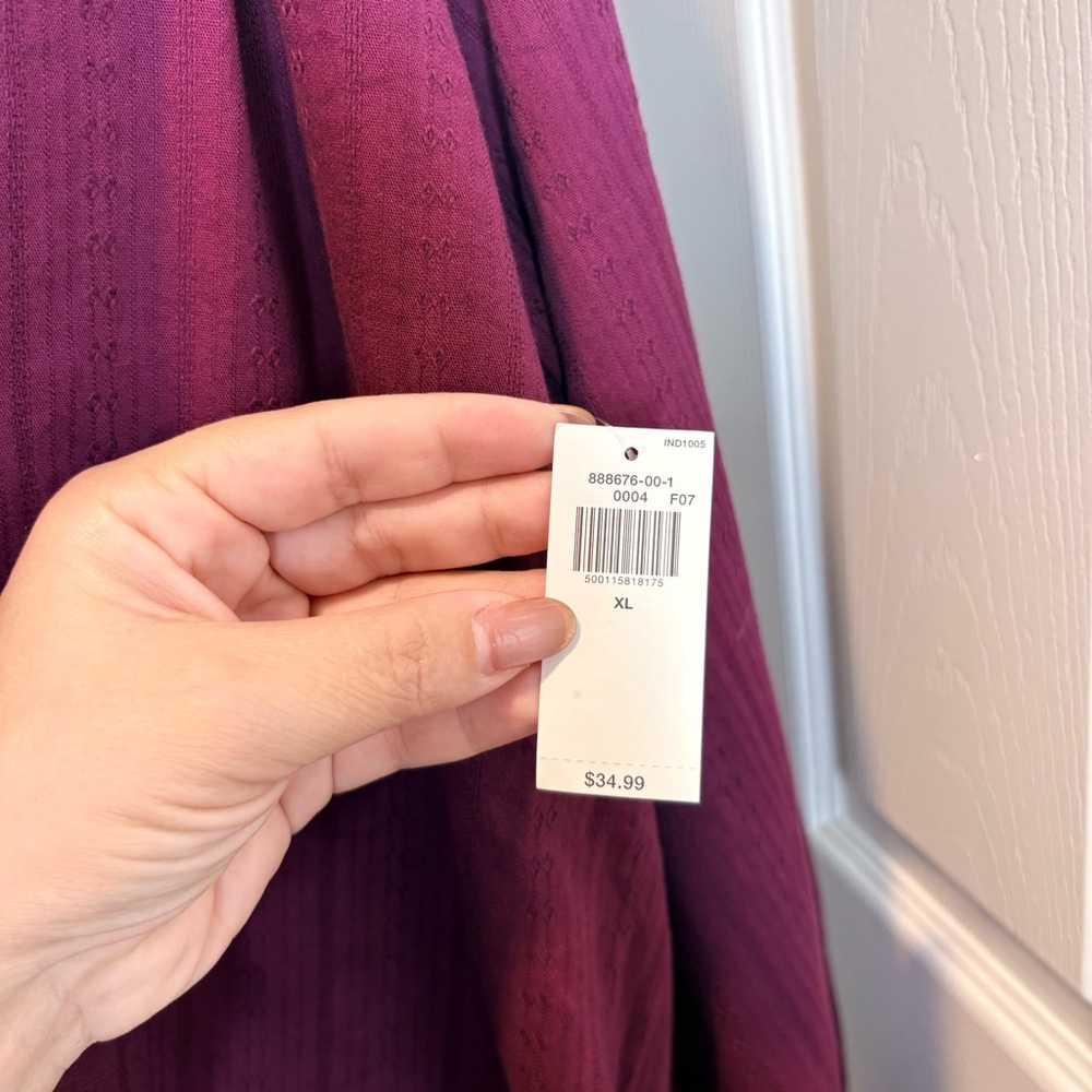 OLD NAVY Textured Dobby Top in Dark Mauve - Picture 8 of 9